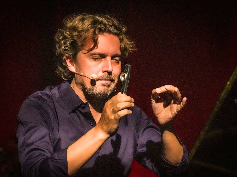 Alex Vizorek sur scène