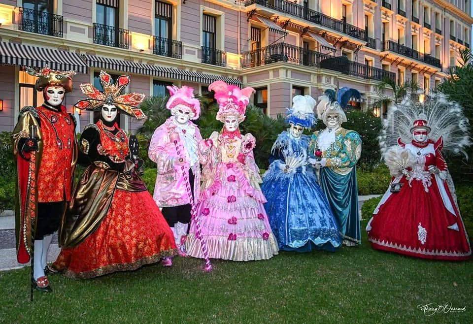 Costumes vénitiens devant un hôtel de la Côte d'Azur