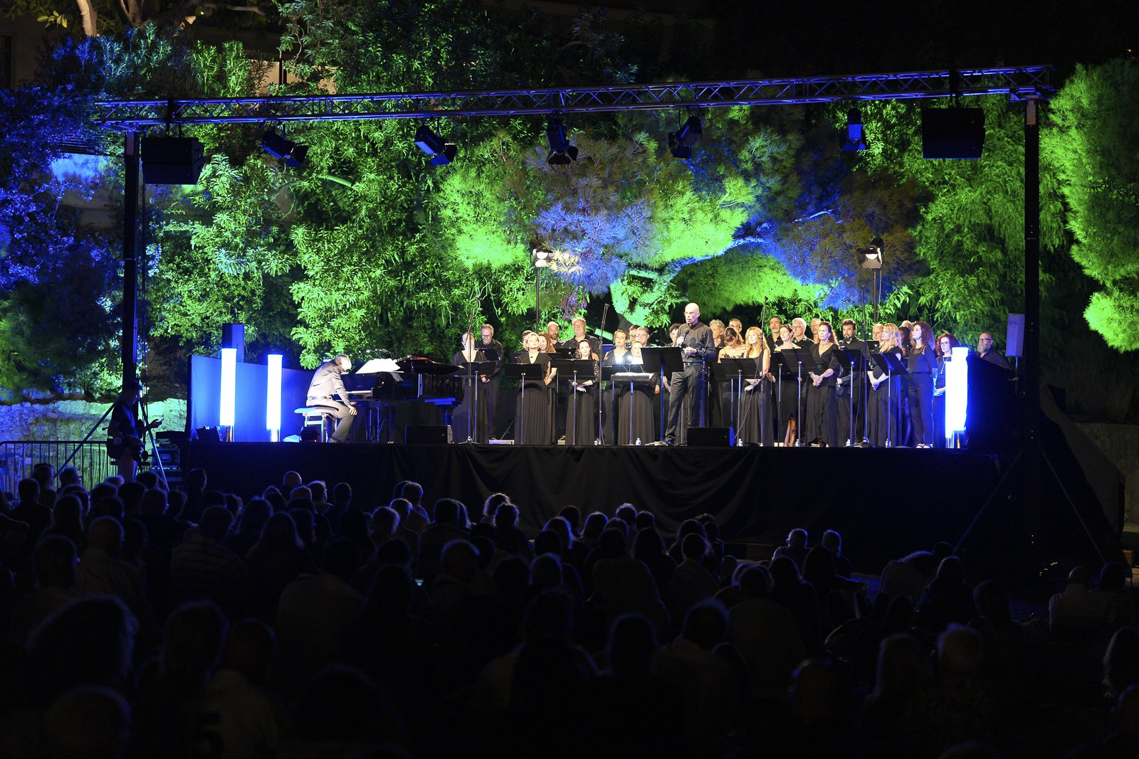 Concert de chœur en plein air la nuit