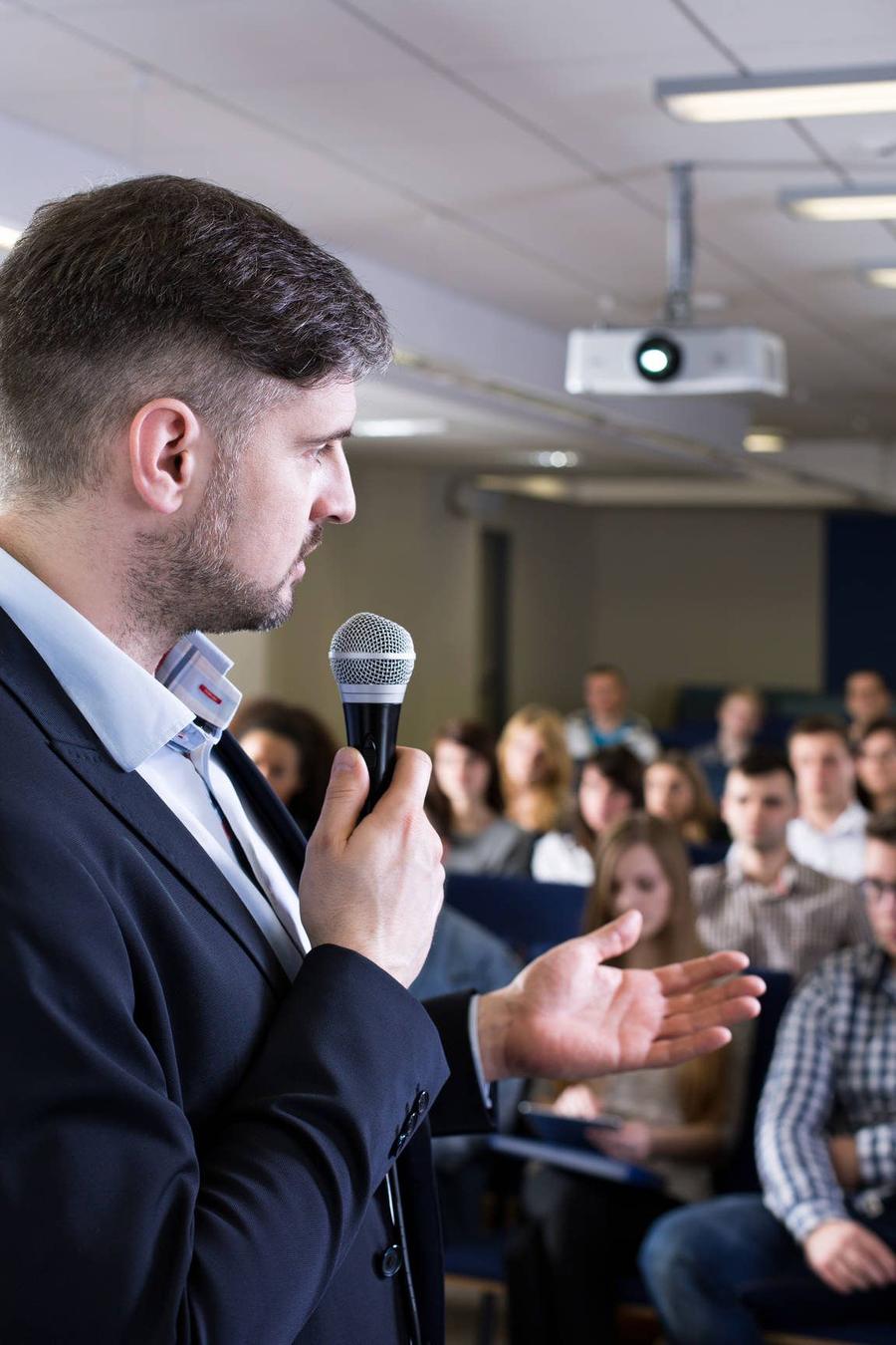 Orateur s'adressant à un public lors d'une conférence