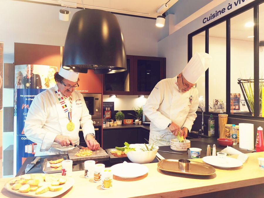 Démonstration culinaire de deux chefs lors d'un salon