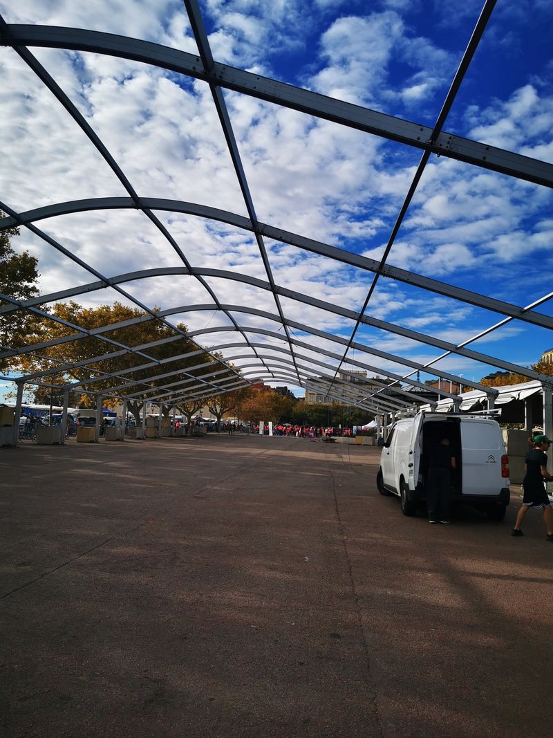Montage d'une structure de chapiteau avant un salon