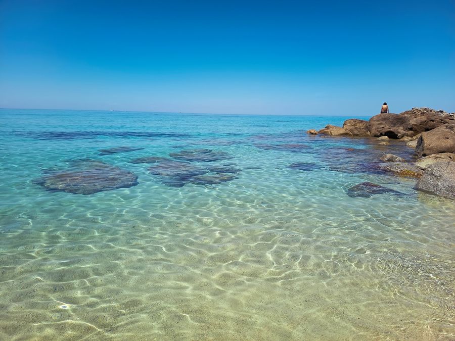 Plage aux eaux cristallines en Corse