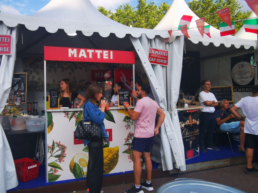 Stand d'un producteur corse lors d'un salon en plein air