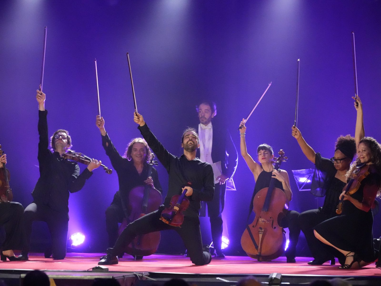 Ensemble de cordes saluant le public, archets levés
