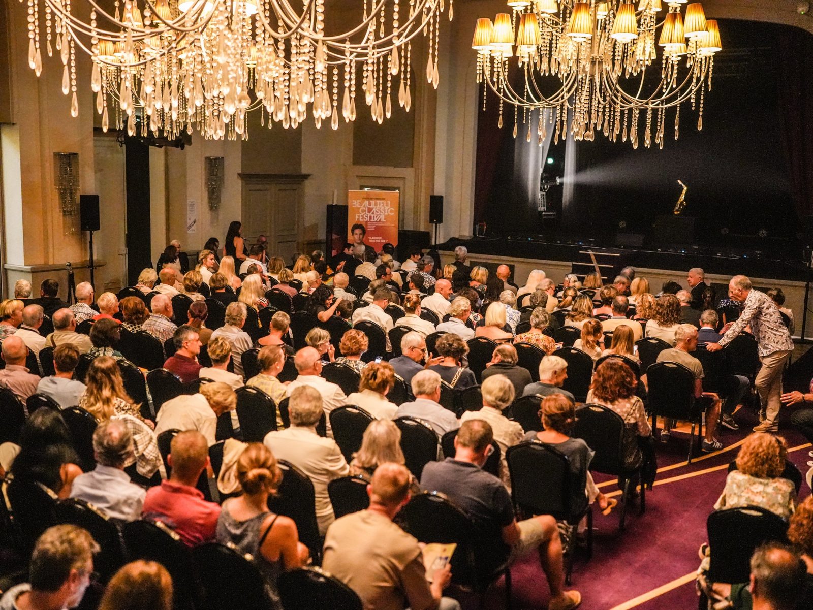 Public assis dans la salle du Casino de Beaulieu avant un concert