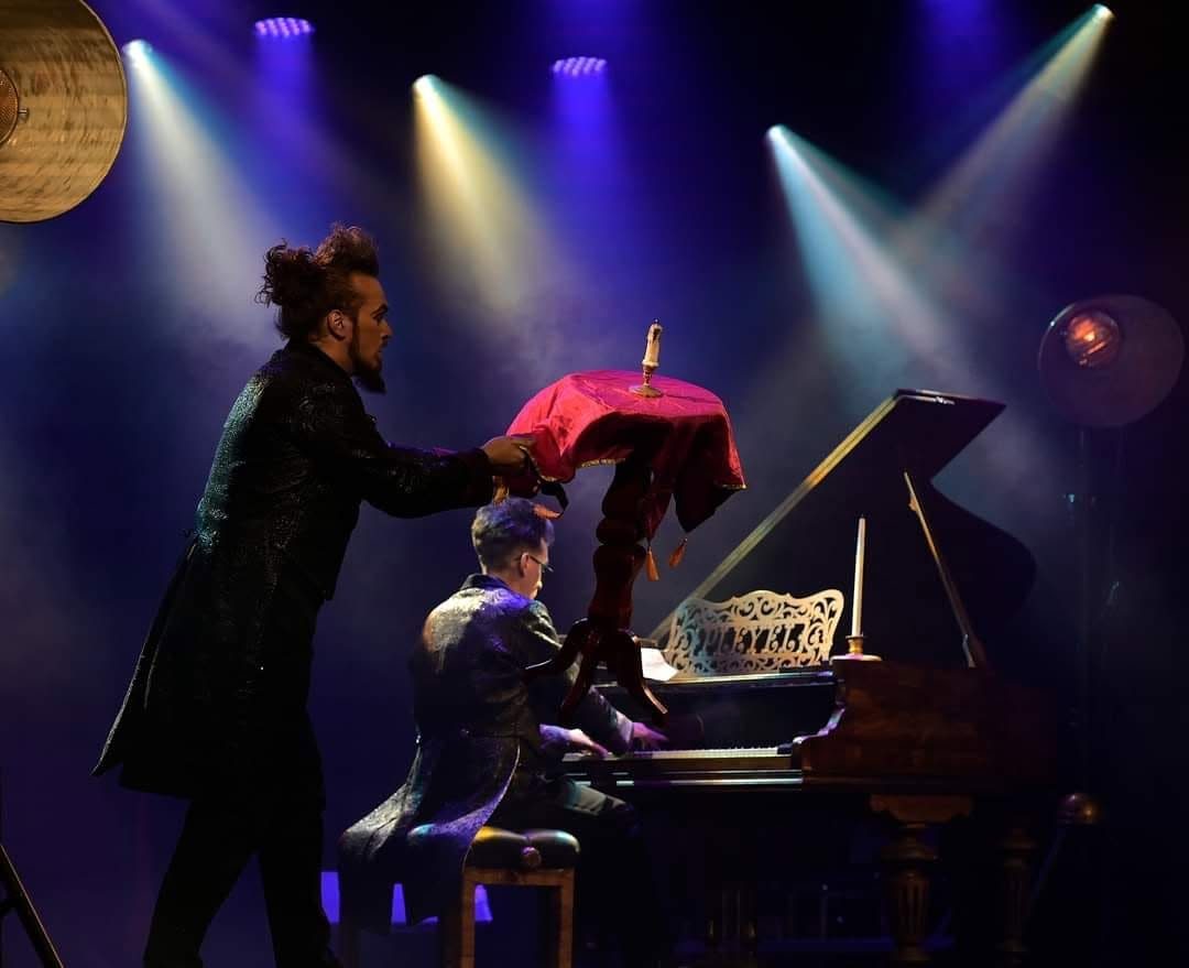 Pianiste et comédien sur scène