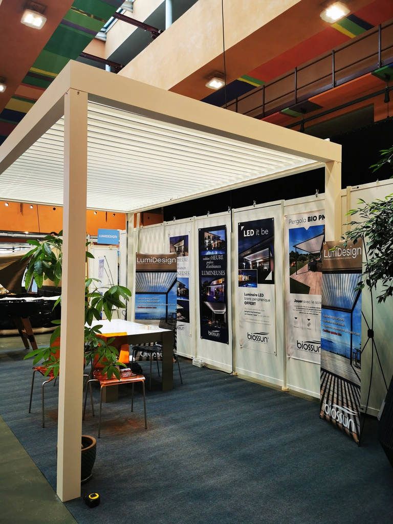 Stand d'exposant sous pergola