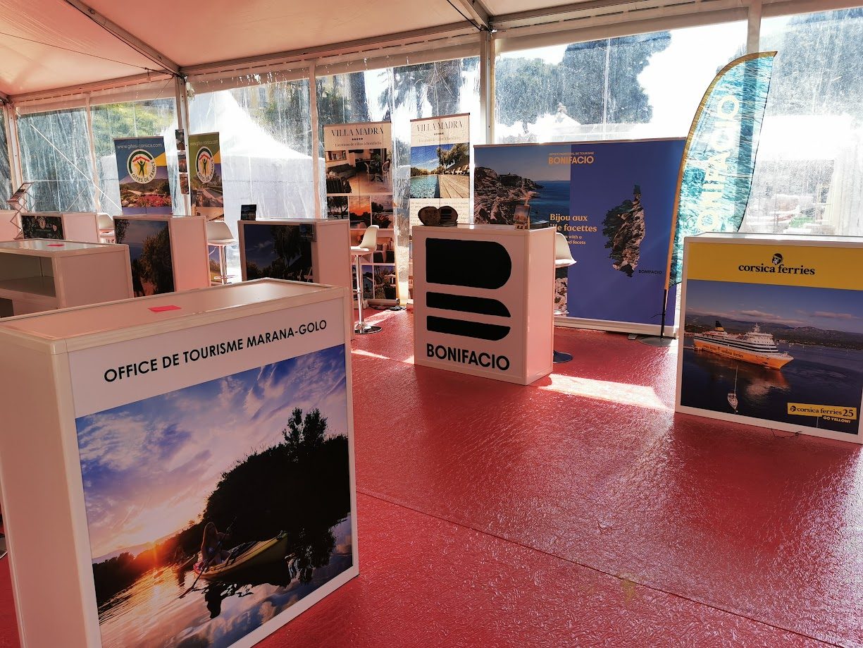 Stands d'exposants sous chapiteau